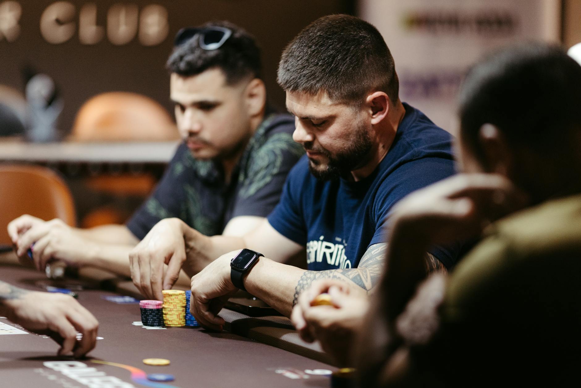 Minh họa bố cục quen thuộc của một ván Texas Holdem với bài chung và chip cược.