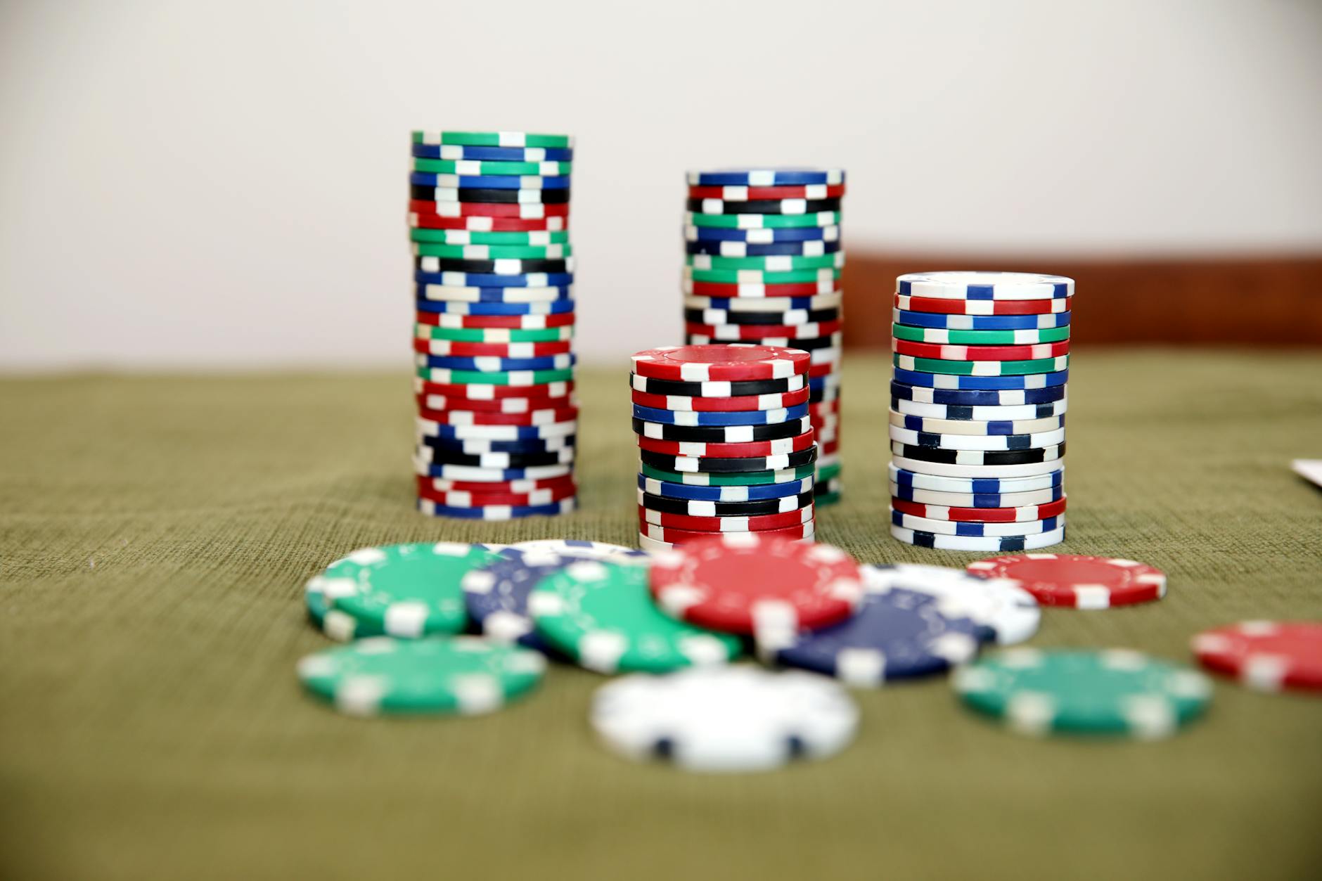 Hình minh họa giúp người mới dễ nhớ thứ tự tay bài trong Texas Holdem.